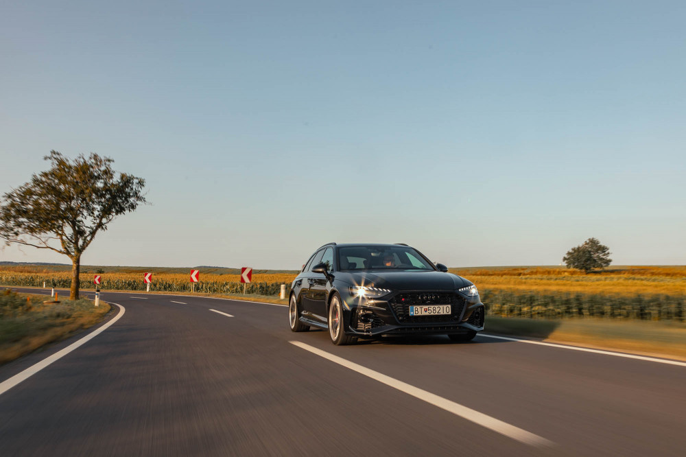 Audi RS 4 Avant vs BMW M3 Touring